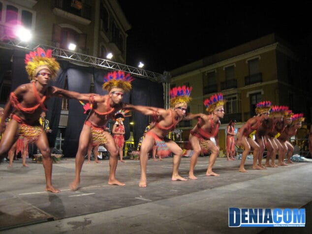 Los hombres arman filas en el Ballet Folklórico de la Amazônia
