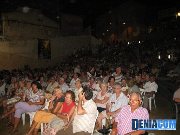 Público en la Mostra Internacional de Danza Folklorica