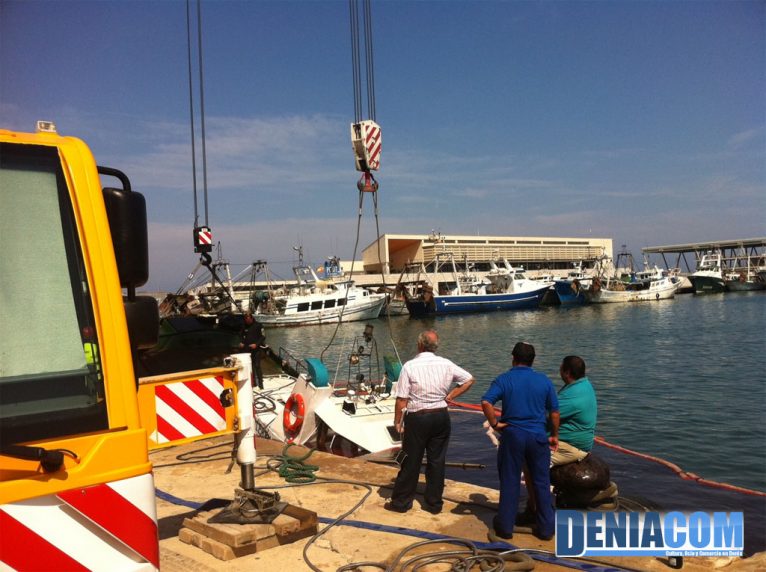 Reflote del remolcador de Balearia hundido en el puerto de Dénia