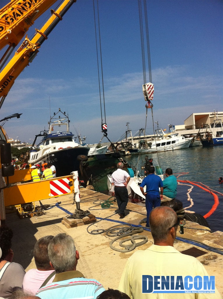 Un remolcador se hunde en el puerto de Dénia