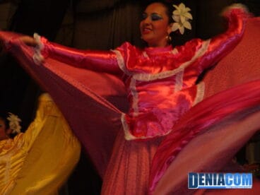 Vistosos trajes de la Compañía Fusión Folklórica
