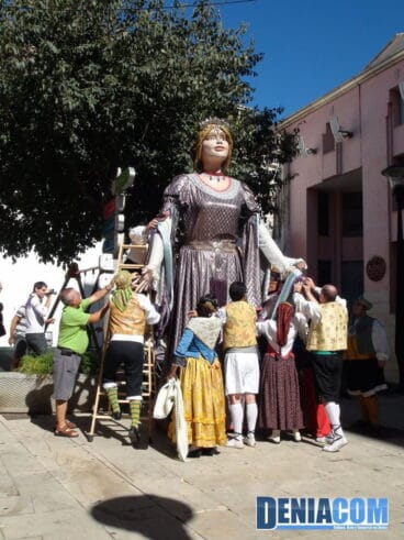 03 Dianium Dansa poniendo guapa a la gigante carmesina