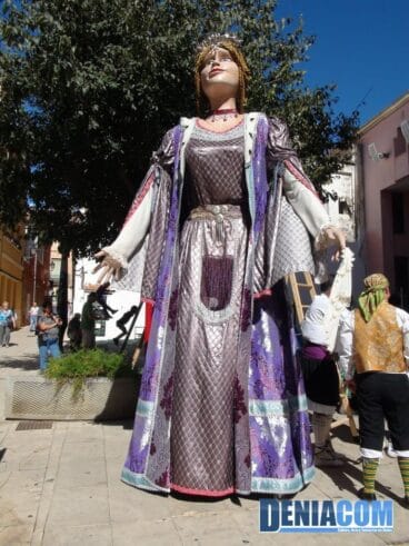 04 La Gigante de Dianium Dansa Carmesina