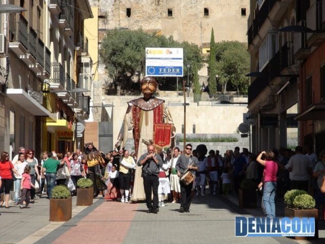 05 El gigante Tirant acude al encuentro de Carmesina en el bautizo de gigantes de Dianium Dansa