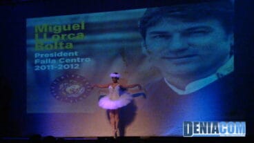 06 La hija del presidente de la Falla Centro le dedica un baile en su presentación