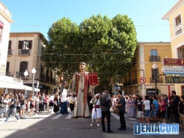 07 El gigante Tirant espera a Carmesina en la Glorieta