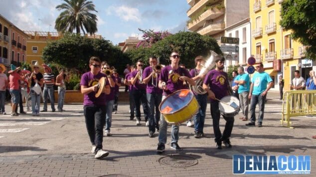 07 La Charanga Dessiguidats Saliendo desde la Glorieta de Dénia