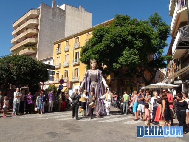 08 Llegada de la gigante Carmesina a su encuentro con Tirant en la Glorieta de Dénia
