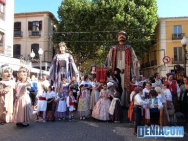 09 Encuentro de los gigantes Tirant y Carmesina en la Glorieta de Dénia