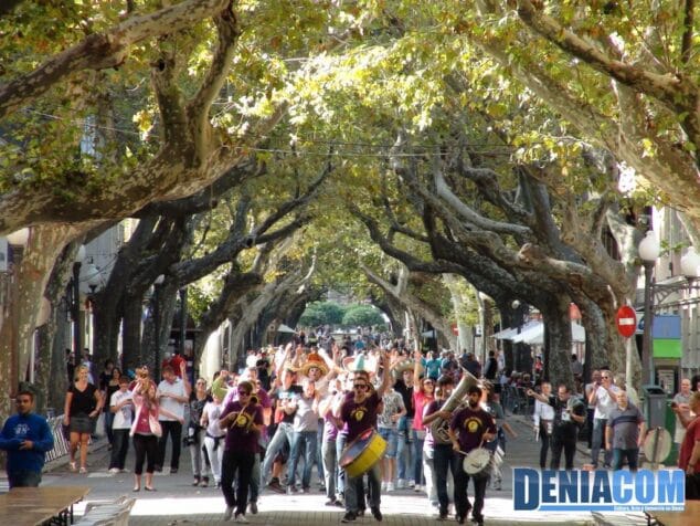 10 Dessiguidats llegando al final de la Calle Campos