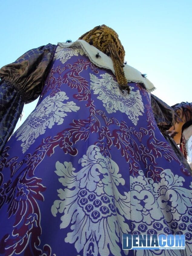 13 Detalle del manto de la gigante Carmesina de Dianium Dansa