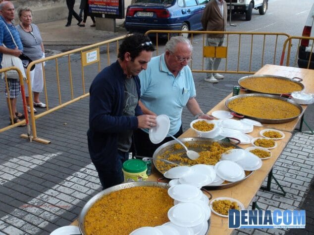 13 Diego mena repartiendo arroz a banda en el Concurso de Charangas de Port Rotes
