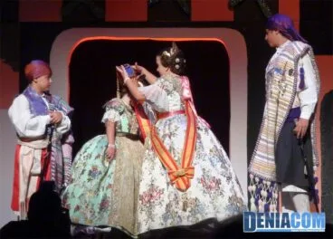 15 Marta Andrada impone la banda de Fallera Mayor a Malena Marquez