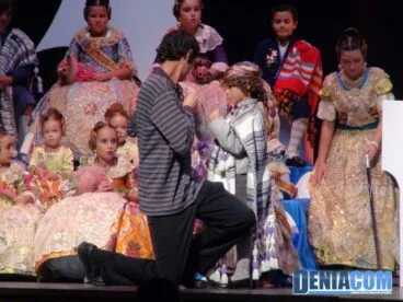 18 El presidente infantil de Baix la Mar impone la insignia de oro a Juan carlos Ramos