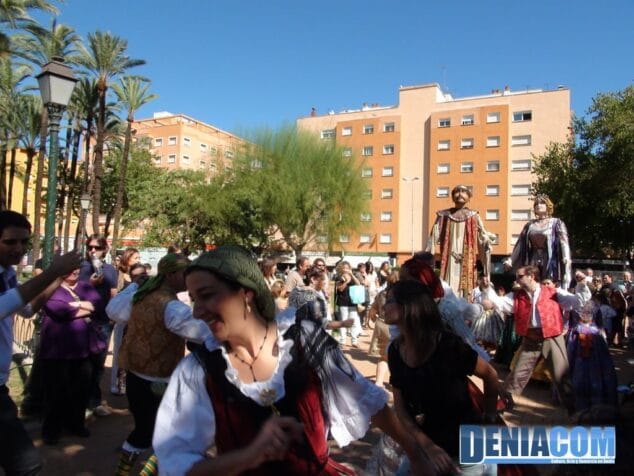 18 Fin de fiesta del bautizo de los gigantes de Dianium Dansa con la Dansà de Dénia