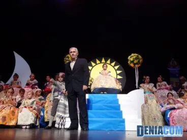 24 Antonio Arbona representando a la Asociación de Vecinos de Baix la Mar en la presentación de la falla