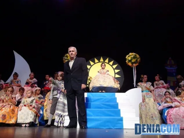 24 Antonio Arbona representando a la Asociación de Vecinos de Baix la Mar en la presentación de la falla