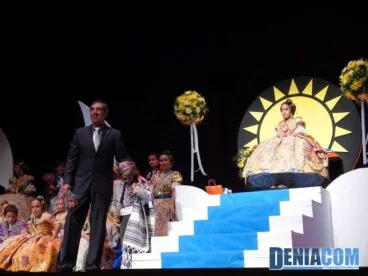 26 El concejal de fiestas Paco Arnau en la presentación infantil de Baix la Mar