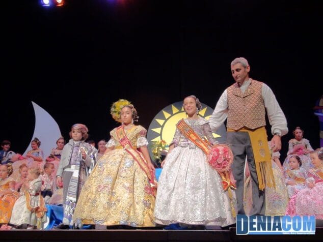 28 Los cargos infantiles de Baix la Mar 2012 con la Fallera Mayor Infantil de Dénia y el presidente de Junta