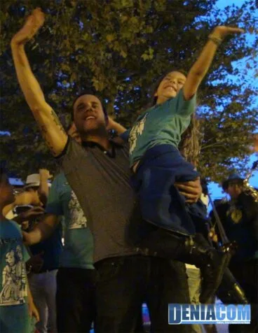 28 Malena celebra el primer premio de la charanga Dessiguidats