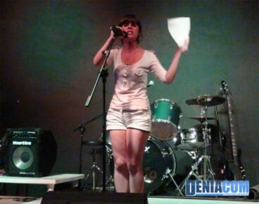 Andrea Lozano cantando a capella en la fiesta de la ETC