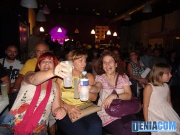Asistentes a la fiesta de la ETC brindando