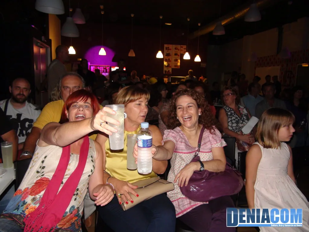 Asistentes a la fiesta de la ETC brindando