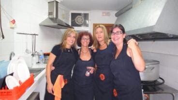 Camareras de la comida de hombres de la Falla Centro