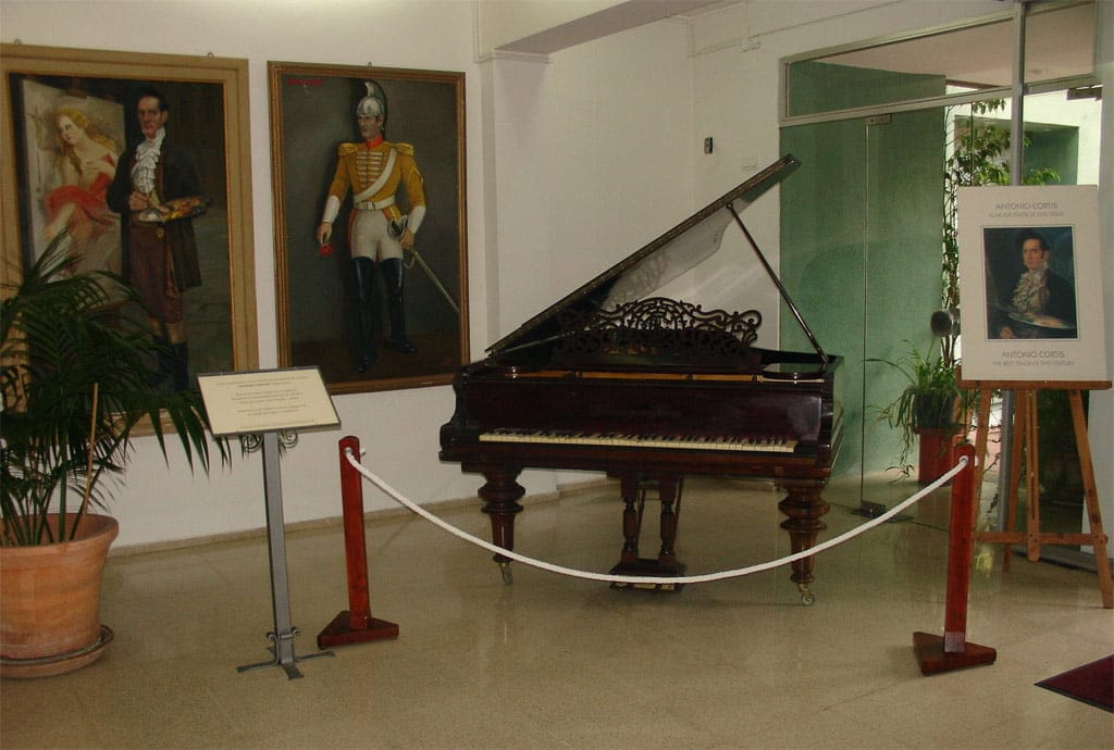 Donación de un piano y dos retratos del tenor Antonio Cortis Donación de un piano y dos retratos del tenor Antonio Cortis