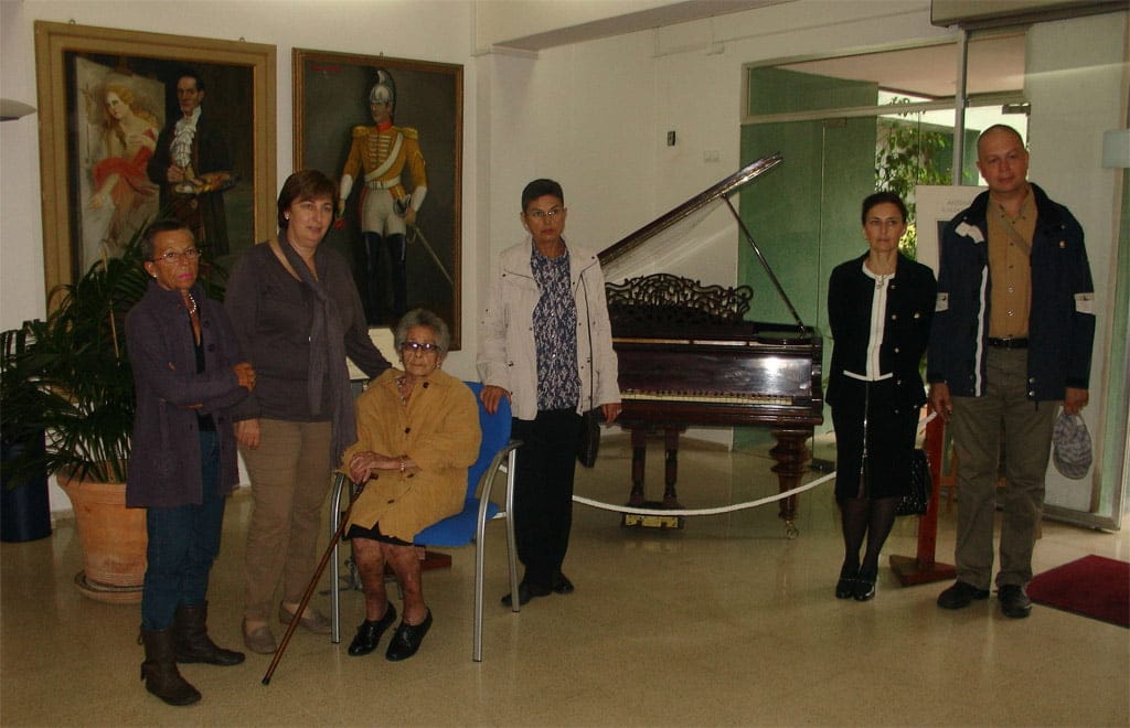 El ayuntamiento recibe la donación de un piano y dos retratos del Tenor Cortis El ayuntamiento recibe la donación de un piano y dos retratos del Tenor Cortis