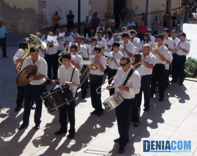 La alcaldesa apela a la unión en su discurso del 9 d'octubre 6 La Agrupació Artística Musical de Dénia interpreta el Himno de la Comunitat Valenciana