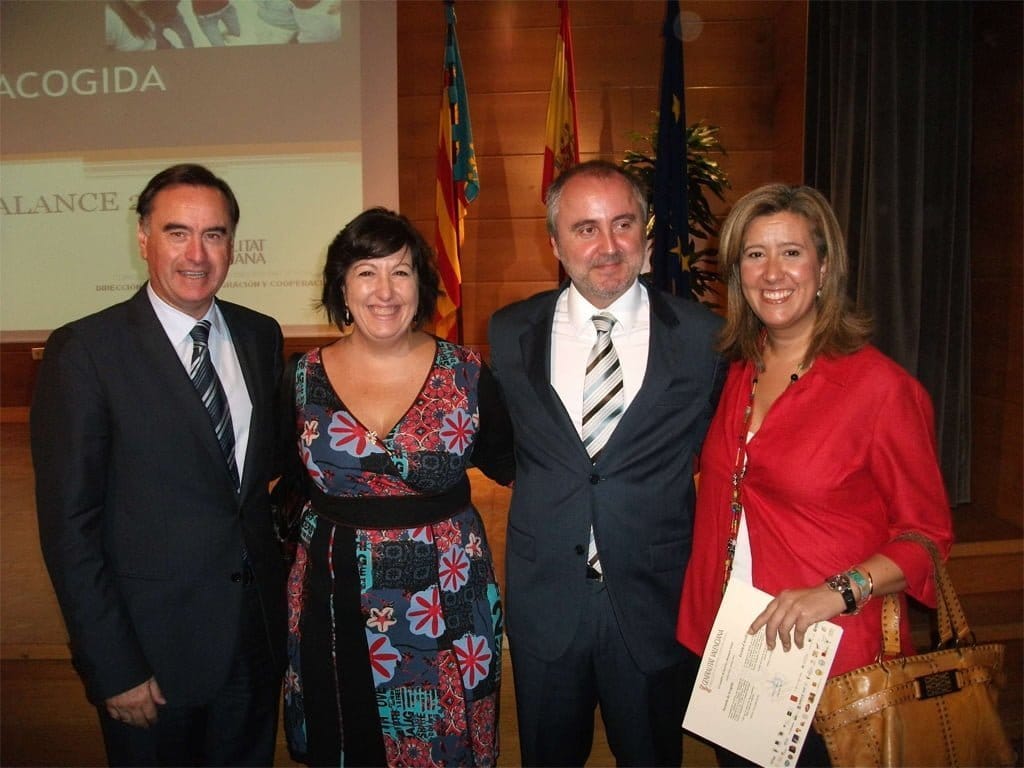 La alcaldesa y la concejala de bienestar social recogen la acreditación de escuela de acogida en Alicante La alcaldesa y la concejala de bienestar social recogen la acreditación de escuela de acogida en Alicante