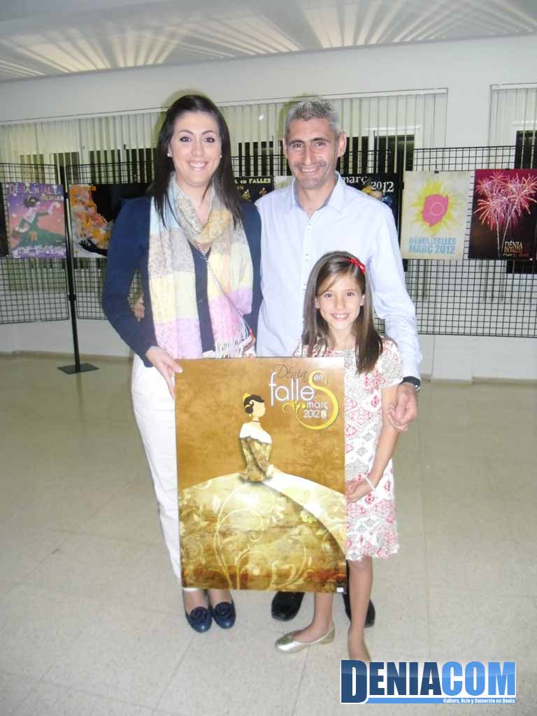 Las Falleras Mayores de Dénia y el Presidente de Junta con el cartel ganador de Fallas 2012