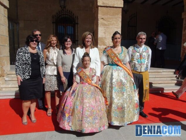 La alcaldesa apela a la unión en su discurso del 9 d'octubre 8 Las Falleras mayores de Dénia con la alcaldesa y autoridades el 9 doctubre