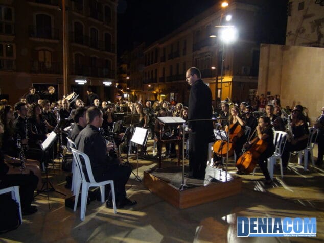 Manuel Mondejar Criado dirige a la Banda de Dénia