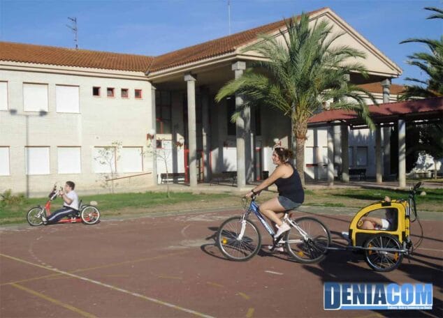 Monitores y voluntarios con los alumnos de la Escuela de Deporte Adaptado