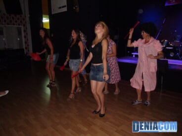 Performance de las chicas de la Escola de Teatre Comarcal