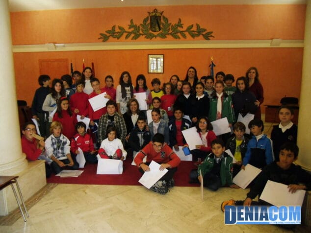 Más recreo, mejores excursiones y policías secretos, sugerencias de los niños en el pleno infantil 1 00 Pleno infantil en el Ayuntamiento de Dénia