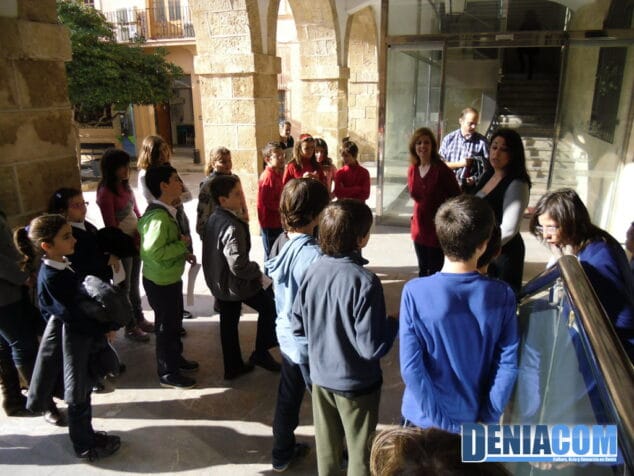 Más recreo, mejores excursiones y policías secretos, sugerencias de los niños en el pleno infantil 2 01 Recepción de los alumnos al pleno infantil