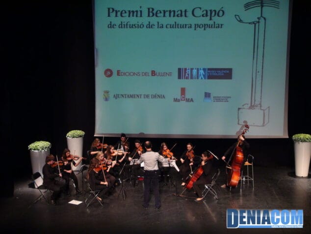 Un libro sobre juegos tradicionales, premio Bernat Capó 2011 5 04 La Jove Orquestra de la Marina Alta en el Premi Bernat Capó