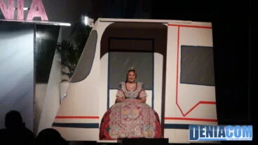 15 Jessica Morales baja del tren en la presentación de la Falla Roques
