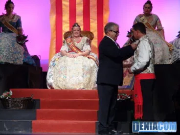 24 Fernando Marí rinde pleitesía a la Fallera Mayor del Saladar 2012