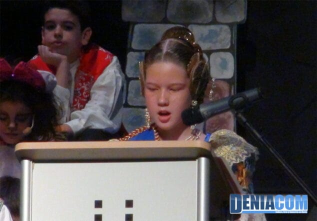 25 Irene Gemma López habla en su presentación
