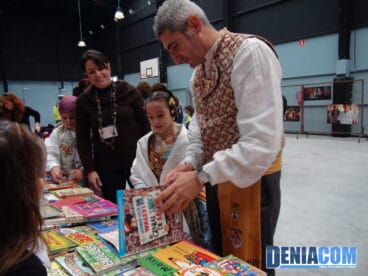Ainhoa Flores visita el Mercadillo Solidario de Llunàtics