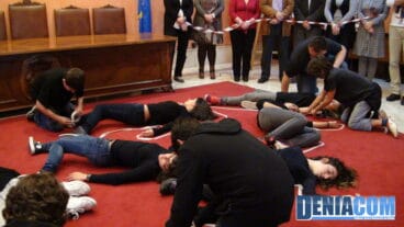 Alumnos de la ETC realizan una performance en el Día Internacional contra la violencia de género 2