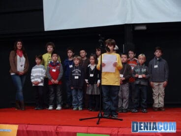 Alumnos del taller solidario creativo de llunàtics con su profesora