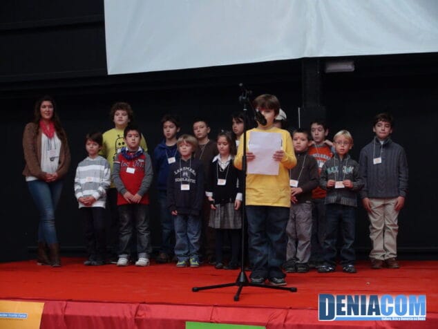 Alumnos del taller solidario creativo de llunàtics con su profesora