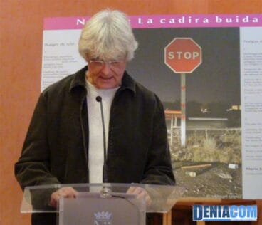 Eduard Vilamitjana recita un poema en el acto institucional contra la violencia de género