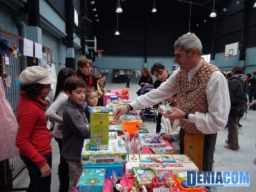 Jaume Bertomeu compra jugutes en el mercadillo solidario de Llunàtics