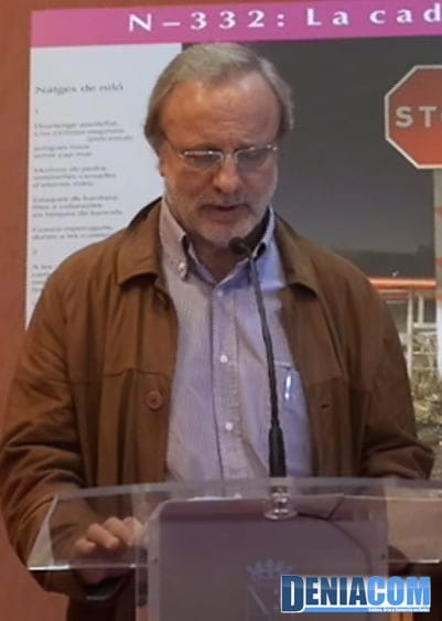 Juan Sancho le el manifiesto del Consell de la Dona